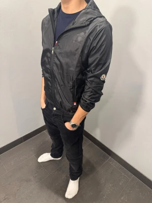 Svart windbreaker  - Svart windbreaker stilren och billig 