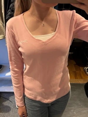 Rosa tröja  - Rosa v ringad tröja från Tommy Hilfiger. Säljer då den inte används. Max använd 5 gånger, inga defekter förekommer. Storlek M men ganska liten i storleken. Skriv för fler bilder 💓