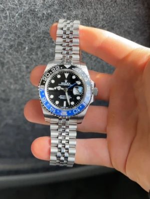 GMT-Master II Batgirl - Snygg Rolx GMT-Master II Batgirl med svart och blå vridring, svart urtavla och jubilee-länk i rostfritt stål. Klockan är en superclone som har varit i min ägo i cirka 2 år. Fint skick. Kom med förslag, inga skambud. Jag gör en intressekoll, säljer endast vid ett bra förslag.