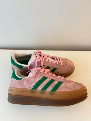 Adidas Gazelle Bold💚🩷 - ✨ adidas Gazelle Bold in a beautiful soft pink & green colourway 💚🩷  Authentic adidas Gazelle Bold in genuine suede, featuring the iconic green stripes and gum sole. A super cute and versatile pair that adds a pop of colour to any outfit.  Condition: Very good pre-owned condition. The suede has been carefully cleaned and refreshed, with some minor signs of previous wear.  Size: EU 36⅔ / UK 4 / US 5½