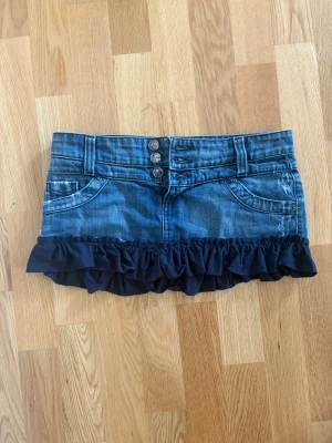 Jeanskjol - Såå snygg och unik lågmidjad jeanskjol💕💕💕