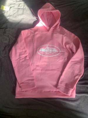Rosa hoodie med tryck och huva - Säljer nu min corteiz hoodie för ett 10/10 pris så jag kommer inte acceptera några prisförslag 