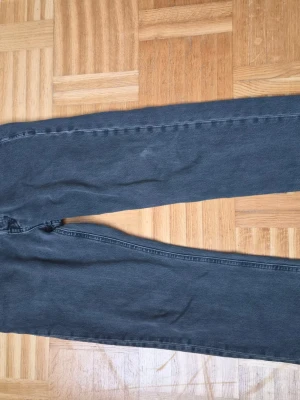 Mörkgrå relaxed jeans Jack & Jones - Säljer ett par mörkgrå jeans från Jack & Jones i modellen RELAXED/CHRIS. Jeansen har en avslappnad passform och raka ben, perfekta för en chill och stilren look. Klassisk femficksmodell och tillverkade i mjukt denimtyg.