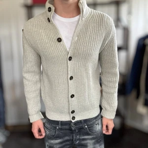 Kashmir cardigan - Mycket fint skick, en liten fläck bara men går garanterat bort i tvätten. Nypris ca 3500kr. Modellen är 185 cm, 75 kg. Alltid billigar pris vid köp av flera varor‼️🙌Svarar alltid på frågor eller funderingar! 