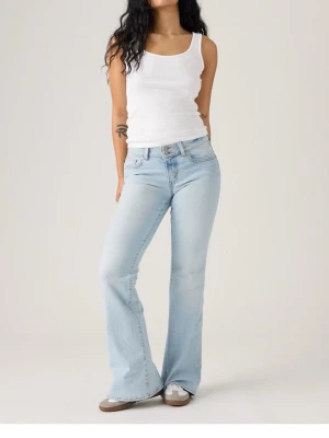 Levis jeans - Säljer dessa super snygga jeansen ifrån Levis i moddelen Superlow flare då de inte kommer till användning🥰 De är sparsamt använda men har slitningar längst ner vid fötterna men de syns inte när byxorna sitter på☀️ Storlek W25 L34 köpta för 1015kr