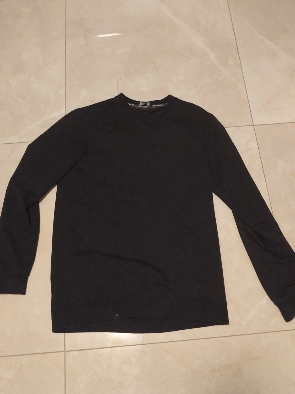 Svart sweatshirt med broderad logga