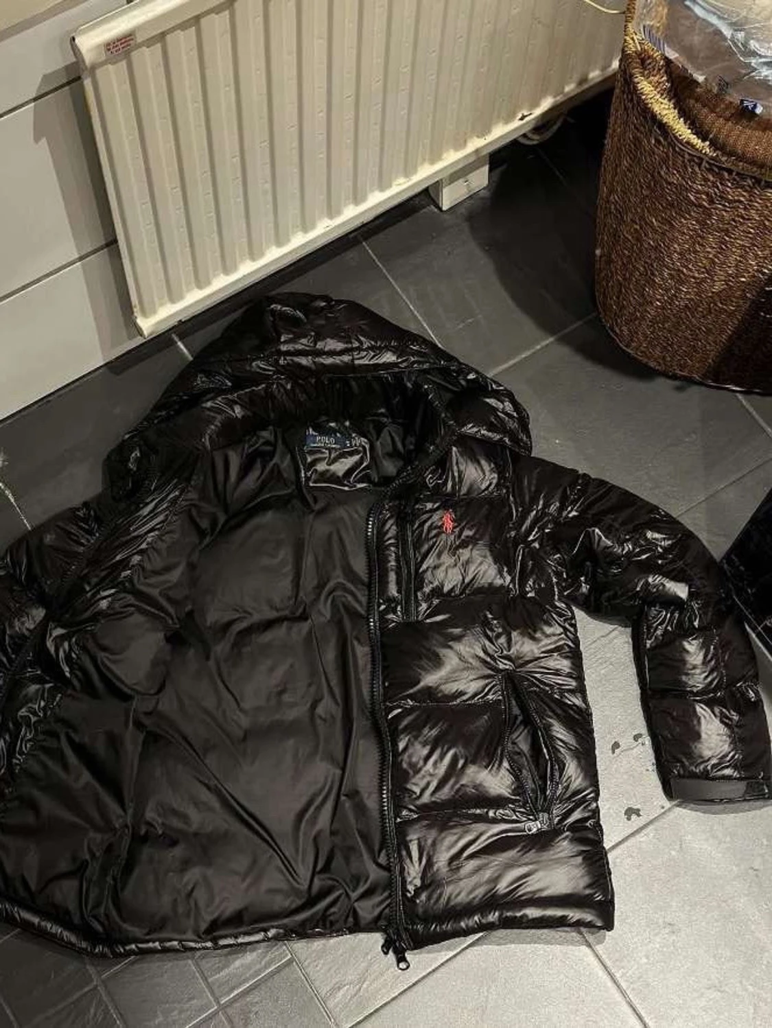 Svart glansig pufferjacka med huva - 3