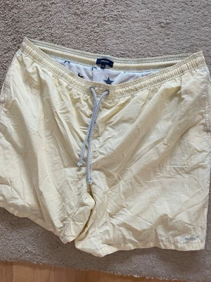 Badbyxor Gant Surfers 3XL - Badbyxor som köptes lite för stora. Gulare än bilderna visar pga dagsljus som gör att bilderna blev bleka.