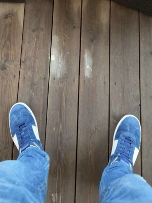 Valentino flycrews Navy blue  - Säljer ett par stilrena sneakers i blå mocka med vita detaljer och vit sula. Skorna har klassisk låg profil och matchande blå skosnören. Har en liten defekt på sidan som inte är märkvärdigt, 2 nitar saknar men du får med en påse med nitar. Valentino box och dustbag fås med 