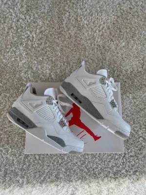 Jordan 4 oreo - Säljer Jordan 4 Oreo i helt nytt skick. Stilrena skor som passar till allt. Skickar endast skorna då jag har tappat bort lådan 