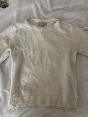 Krämvit stickad tröja - Superfin krämvit stickad T-shirt. säljer då den inte används längre🥰