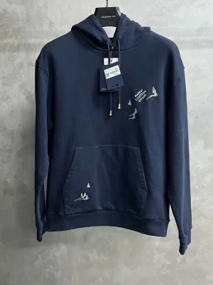 Mörkblå Hoodie  - Jätte unik och snygg hoodie perfekt om du vill sticka ut och inte många som har den. Passa på nu, denna comfy och snygg. Kvitto finns!