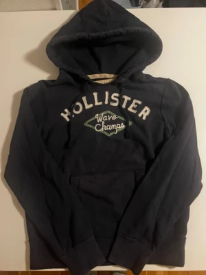 Hollister California surf hoodie wave champs vintage (sällsynt - Riktigt snygg och eftertraktad Hollister California surf hoodie fint skick inga fel storlek M/L passar 173-184 cm lång kan ta mått vid behov. Endast 430kr ej hugget i sten kom gärna med frågor och prisförslag har även mycket mer liknande i min profil alla storlekar kolla gärna stor rabatt vid köp av flera 😁✌️