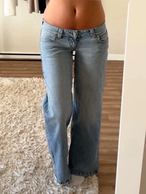Lågmidjade abrand jeans - Ljusblåa lågmidjade Abrand jeans. Använda vid två tillfällen så som nya. Nypris 1 100kr + 300kr frakt. Storlek 27, sitter som S/M. Går ner till marken på mig som är 168cm. Säljer då jag har ett par till. Tryck gärna på köp nu. 