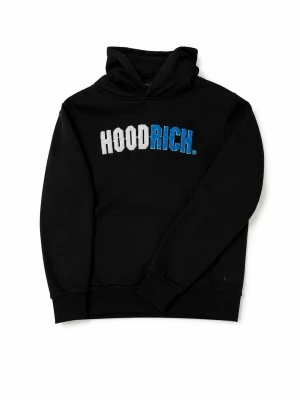 Svart HOODRICH hoodie XS - Säljer en svart hoodie från HOODRICH i storlek XL (13-15 år) men skulle säga den är XS-S i vanlig storlek jag har storlek S o den passar mig bra. Hoodien har stor broderad HOODRICH-logga i vitt och blått på bröstet, klassisk huva och en stor magficka. Perfekt för dig som gillar streetwear och vill ha en skön och stilren look.