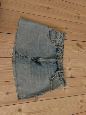 Ljusblå jeanskjol  - En ljusblå jeanskjol i kort modell från HM i storlek XS
