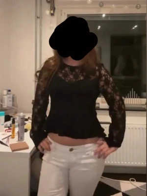 Svart spets topp Gina Tricot - Säljer denna super snygga svarta spets toppen från Gina Tricot🥰🥰