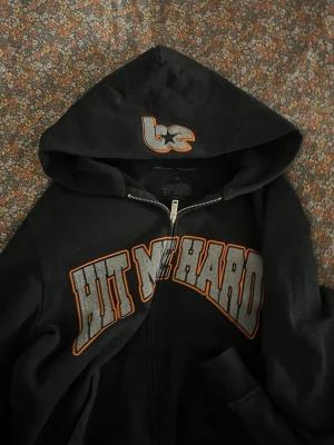 Billie Eilish Hit Me Hard And Soft the tour zip hoodie - Officiell Billie Eilish merch. Köpte på Billies konsert april 2025 i Stockholm, fortfarande fin kvalitet, texten har bara spruckit pyttelite vid dragkedjan, annars fint skick. Säljer för att den är för liten.  Nypris 1450kr