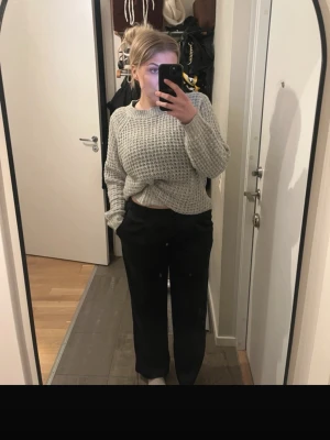 Kostymbyxor (H&M) - Galet snygga silkes kostymbyxor i Strl 40 från H&M, använda endast 1 gång så är i jättefint nytt skick.   Passar både till jobb, vardags och även till utgång/fest! 🥂🥳