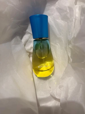 Rituals The Ritual of Seshen Eau de Parfum – 15 ml, Limited Edition - En frisk, blommig och solig doft med en mjuk träig värme. 🌿✨ Öppnar med bergamott och melon, följt av ett elegant hjärta av egyptisk jasmin och apelsinblomma. Doften rundas av med varma, solkyssta tränoter och har en fräsch, lätt mineralisk känsla.   Travel size 15 ml – ca 70–75 % kvar, se bild för aktuell nivå. Säljs utan originalkartong.