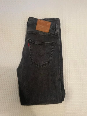 Svarta Levis 502 - Säljer ett par svarta Levis jeans i modellen 502. Jeansen är i storlek W29 L32 och är i fint skick! Hör gärna av dig vid funderingar!🤩
