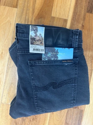 HELT NYA Nudie Long John Jeans - Säljer just nu dessa HELT NYA Nudie Jeans🙌🏻Storlek: 31/34. Längd= 108 cm | Midja= 42 cm | Modell: Long John | Skriv för fler frågor eller funderingar!
