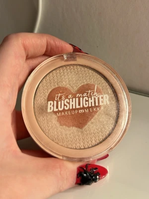 Highlighter  - Blus och highlighter från Makeupmekka, i fint skick 