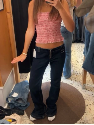 Coola bootcut jeans  - Mörkblåa lågmidjade bootcut jeans med en cool gylf. Endast använda en gång💓💓💙