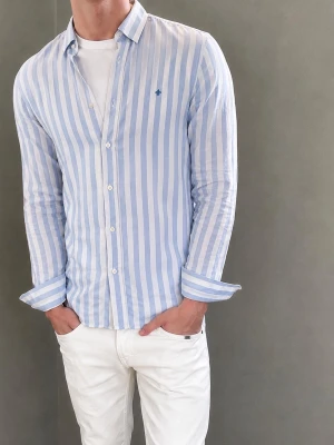 Riktigt Snygg randig Morris skjorta - Säljer denna Morris-skjorta. Modellen är 183 cm lång och väger 76 kg. Skriv gärna för fler bilder eller mått!