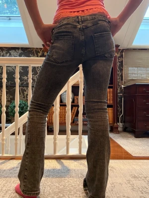 Grå bootcut jeans med knappar - SKITCOOLA jeans med många knappar framtill 😚 Jeansen är från H&M och säljs inte längre 🩶