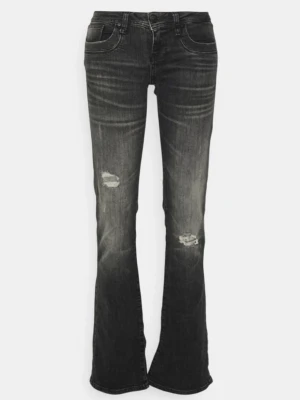 Svarta bootcut jeans med slitningar - Säljer ett par svarta bootcut jeans med snygga slitningar på båda benen. Jeansen har fem fickor, låg midja och lätt utsvängda ben. Lite slitet längst ner på båda benen som ni kan se på bilden så sänker priset pågrund av de💕skulle också motsvara storleken till S om de hjälper något💕
