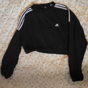 Adidas croppad tjocktröja - köpt på Urban outfitters. I bra skick. Står storlek XL men skulle säga att den är mer som en M-L