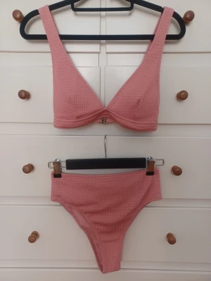 Coral pink bikinis  - 👙 Simple and comfortable high-waisted coral pink bikini with a flattering fit. Stretchy fabric that comfortably fits both S and M.  Size: S Condition: Very good-worn a few times Colour: Coral pink Material: 82% polyamide, 18% elastane  Perfect for summer, holidays, beach days, pool days or vacations.