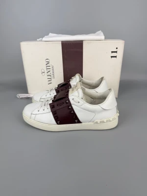 Valentino Open Rockstud Untitled Sneaker Burgundy | 40 - Använda sneakers i gott skick, burgundy, storlek 40. Box, dustbag och nya skosnören ingår.