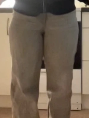 Grå raka jeans med hög midja - Säljer ett par grå jeans med rak passform och hög midja. Jeansen har klassisk femficksdesign och långa ben som går ner över fötterna. Materialet ser ut att vara denim med en mjuk finish. Perfekta för en avslappnad och trendig look. Flera bilder kan skickas vid intresse💕💕
