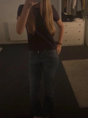  t-shirt - En enkel lila t-shirt med rund hals och korta ärmar. Modellen är rak och passar perfekt till jeans eller kjol. Tillverkad i mjuk bomull som känns skön mot huden. Perfekt för en avslappnad och stilren look.💜