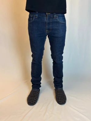 Nudie Jeans   - Storlek: W31 L32 || Skick: Mycket bra, lappen för modell saknas, men rätt säker på grim tim. || Nypris: Ca 1600 || Liknande produkter på profilen 🎉