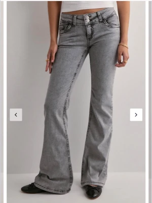Lågmidjade bootcut jeans från Nelly  - Nästan helt oanvända, köpta för 699kr. Snygga grå bootcut jeans med låg midja och dubbla knappar framtill. Jeansen är stretchiga och har skön passform💓