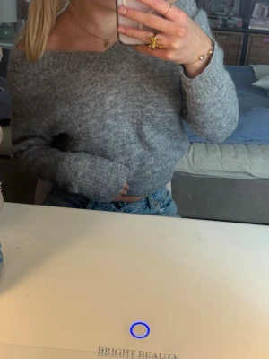 Grå stickad tröja - Säljer denna otroligt snygga och sköna skickade från Cubus. Den kan stylas på olika sätt, som en offshoulder eller om du föredrar att bära den som en vanlig stickad väljer du själv. Perfekt nu inför kyligare tider. 🩶🍂