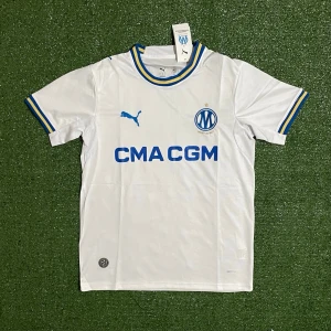 Marseille 26/27 Tröja - Hej, säljer denna snygga tröjan för ett riktigt bra pris. Skriv till om ni är intresserade eller har anadra funderingar kring tröjan!
