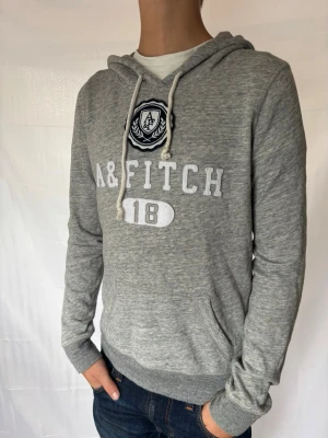 Vintage A&F tröja - En riktigt fet vintage A&F tröja! Storleken sitter bra och har fint skick. | Skick:9/10 | modellen är 176cm lång‼️. | Stl S-M | Pris 599 men kan diskuteras😁☺️🤩