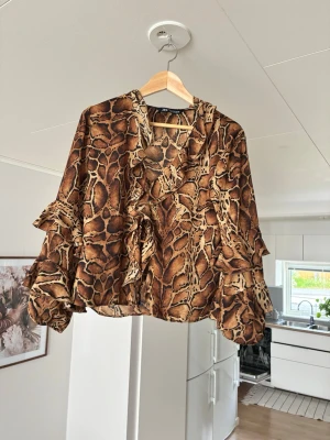 Volang blus Zara - Super snygg volanh blus från Zara! säljer pga att den ej används längre.❤️