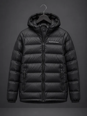 Svart dunjacka Peak Performance - Snygg svart dunjacka från Peak Performance med huva och dragkedja framtill. Jackan har två sidofickor med dragkedja och diskret logga på bröstet. Klassisk quiltad design som håller värmen under kalla vinterdagar.