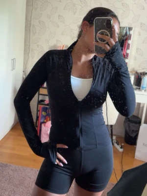 Svarta tighta shorts från Gina Tricot - Säljer en svart ziptröja från Gina Tricot i storlek S. Tröjan har lång ärm, hög krage och dragkedja framtill. Perfekt till träning eller som ett extra lager. Säljer för 130 men den är köpt för 349. 