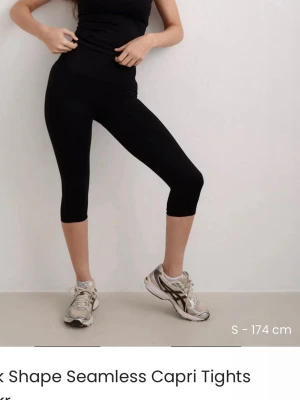 Svarta seamless capri leggings Aim'n - Säljer ett par svarta seamless capri leggings från Aim'n. De har hög midja och är tillverkade i ett stretchigt material som sitter tight och bekvämt. 