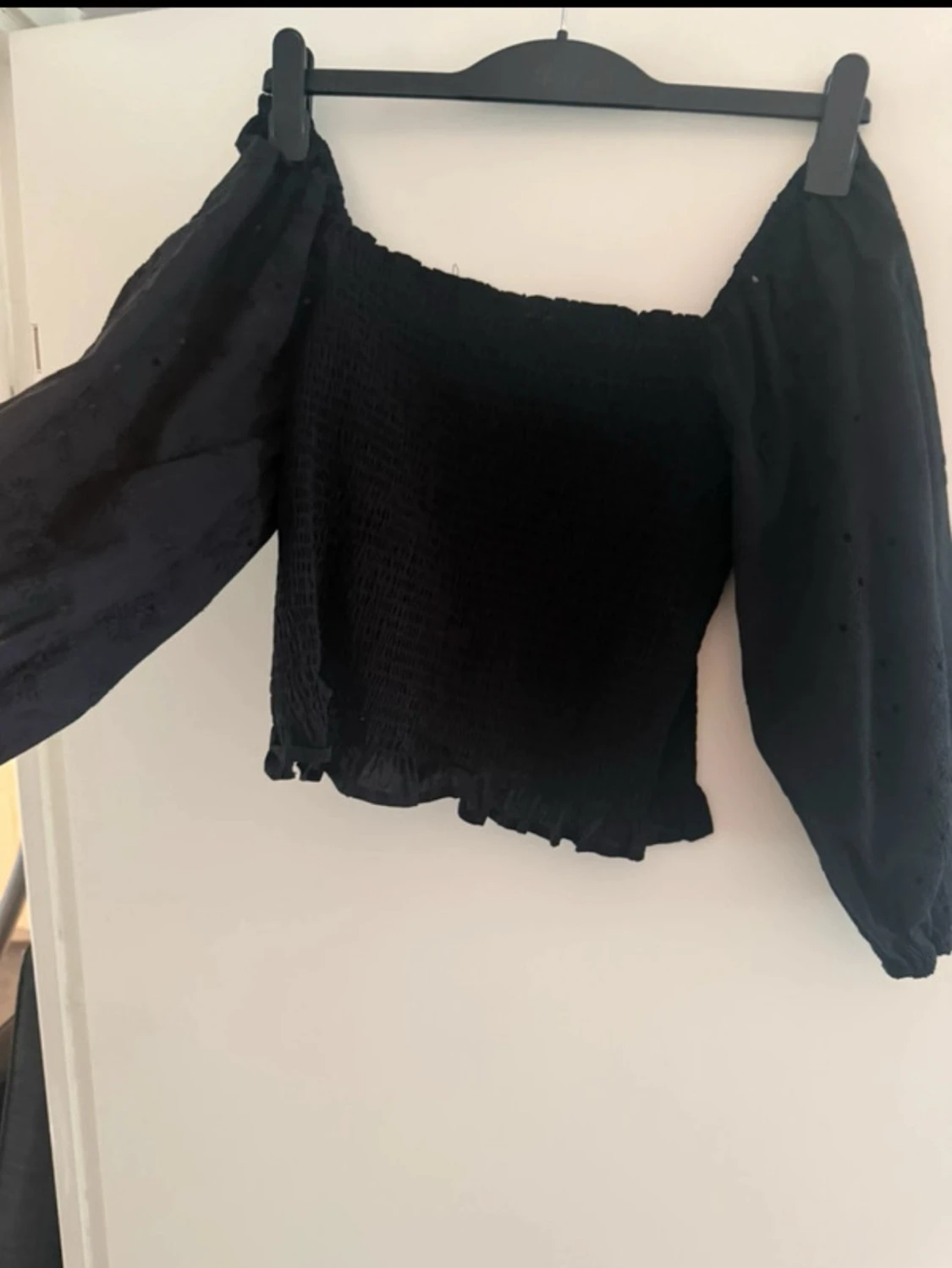 Svart offshoulder topp med mönster på ärm strl M - 1