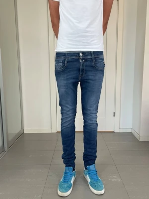 Replay Anbass Jeans  - Säljer Replay Anbass Jeans, W30 o L32 med mått ca 36,5 o 104 cm, skriv för fler bilder/frågor🙌🏼