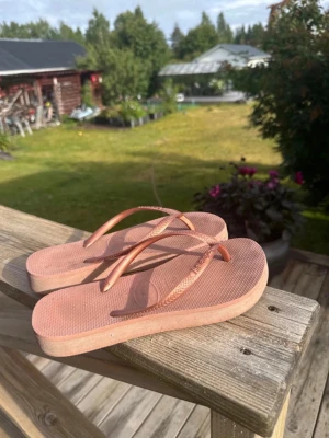 Havaianas Platform Flip Flops – Rosa  – Storlek 39/40 (eur) 🌸 - Perfekta för stranden, stan, semestern eller bara en varm sommardag! ☀️                                   Modell: Havaianas Platform flipflop  Färg: se bilder Storlek: eur 39/40 men står även 37-38 Ordinarie pris: 479 kr (se bild från Zalandos hemsida – bilden visar en annan färg) Skicket syns på bilderna, se undersidan 🌴