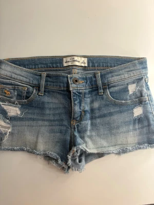 Abercrombie & fitch jeansshorts  - Säljer dessa jättesnygga jeansshorts från abercrombie & fitch! Priset går alltid att diskutera och shortsen finns kvar tills den är markerad såld. 💓 Midjemått rakt över: 35cm Längd på sidan: 21cm