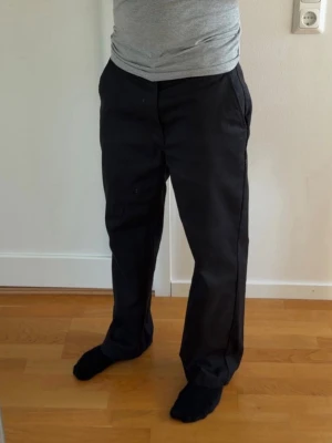 Kostymbyxor - Svarta Dickies kostymbyxor i storlek W29. 